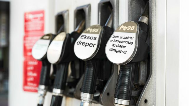 Krever helseadvarsler på bensinpumpen