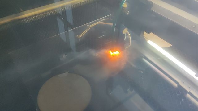 Studenter lager vernebriller til fastleger: Ved bruk av laserkutter kan de produsere 20 i timen