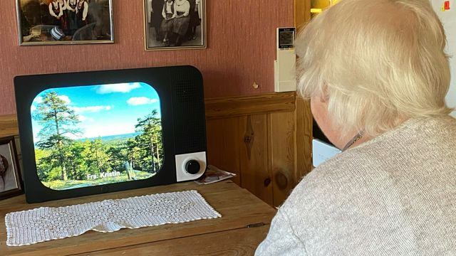 Norsk teknologi gir korona-isolerte eldre kontakt med familien: Nå sliter grunderne med å produsere nok