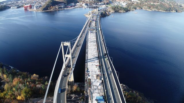 Arbeidet er så smått i gang igjen på Varoddbrua