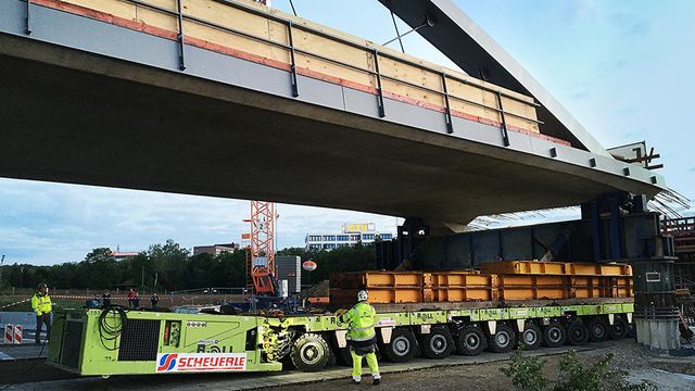 224 hjul på 56 akslinger måtte til da den 1500 tonn tunge brua skulle på plass