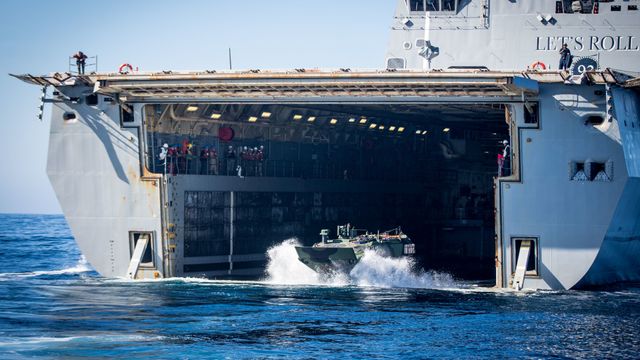 Marinekorpset skal kjøre i land med mer slagkraft: Amfibiske kampvogner får fjernstyrte kanontårn fra Kongsberg