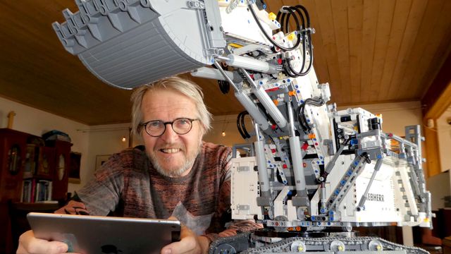 Dag (67) bygget en elektrisk gravemaskin med Lego