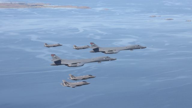 Bærer mer bomber enn B-52: Her er norske F-35A på luftetur med B-1B Lancer