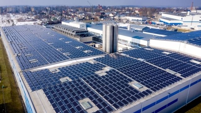 Nå kommer 10 prosent av strømmen i Tyskland fra solenergi. Her hjemme kuttes støtten