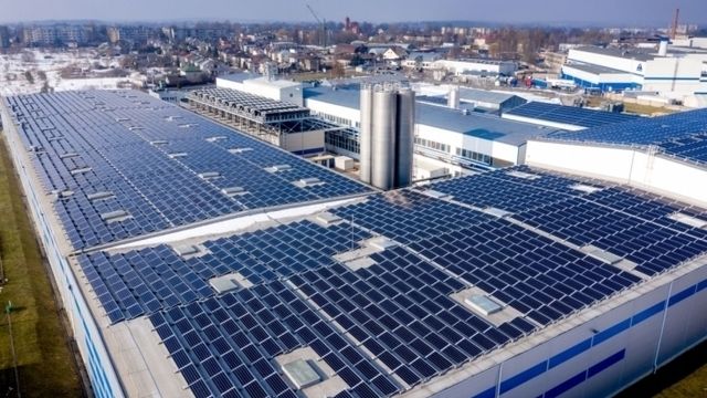 Nå kommer 10 prosent av strømmen i Tyskland fra solenergi. Her hjemme kuttes støtten