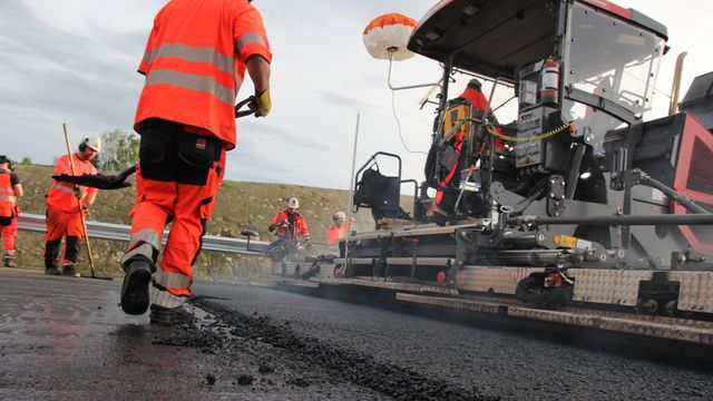 Ny kontrakt: Trøndelag skal legge asfalt for rundt 25 mill på fylkesveiene
