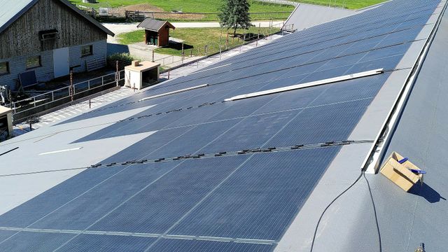 Disse mattene veier en firedel av standard solcellepaneler og klistres rett på taket
