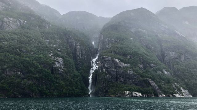 «Urovekkende passive»: Norsk vannkraft går til spille mens svenskene må bruke oljekondens