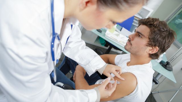 Vil ha fart på vaksine: Forskere oppfordrer til å smitte testpersoner med covid-19