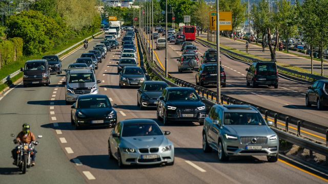 Økt trafikk på veier over hele landet i sommer - men to steder er det færre biler