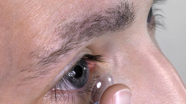 Spør ekspertene: Hvilken av de to forskjellige kontaktlinsene mine bør jeg bruke til å lese med?