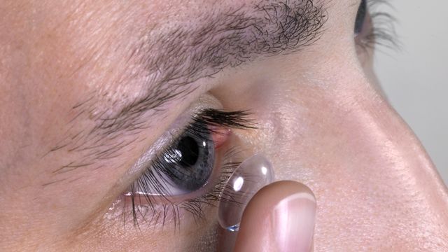 Spør ekspertene: Hvilken av de to forskjellige kontaktlinsene mine bør jeg bruke til å lese med?