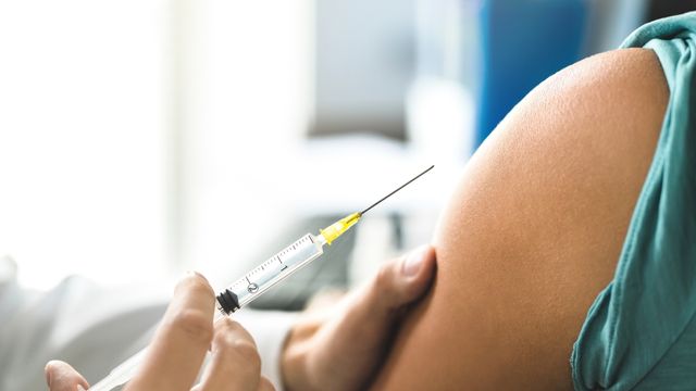 Nei, genbaserte vaksiner endrer ikke arvestoffene våre