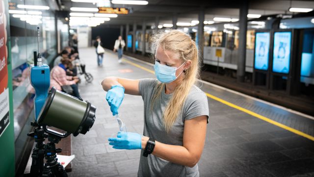 Her måler FFI hvor mye koronavirus det er på T-banestasjonen