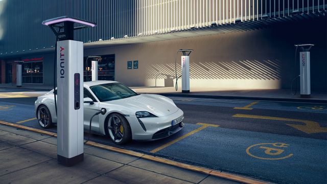 Porsche Taycan blir første elbil ut med fiklefri lading hos Ionity