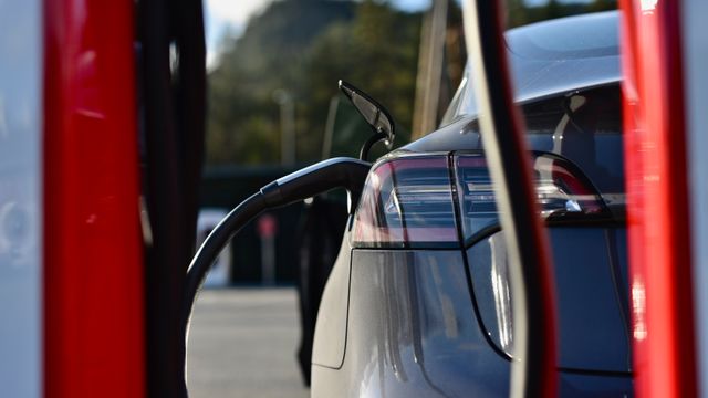 Tesla stenger Supercharger-stasjon