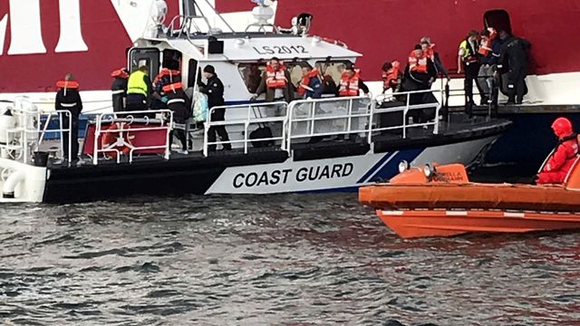 Den grunnstøtte Viking Line-ferja er evakuert