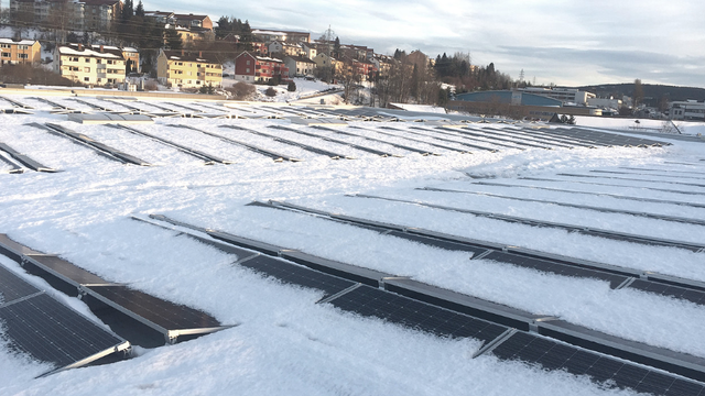 Norsk firma vant solenergipris: Bruker solceller til å smelte snø på tak
