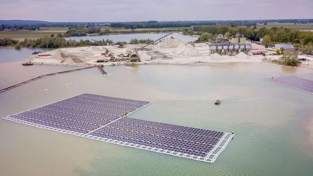 Vanskelig å finne areal til solenergi i Nederland: Bygger flytende solceller i masseuttak
