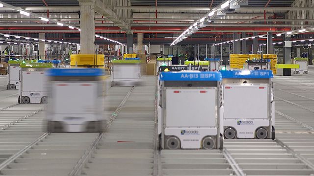 Norske Autostore mener disse robotene er en kopi. Har saksøkt verdens største nettbutikk for mat