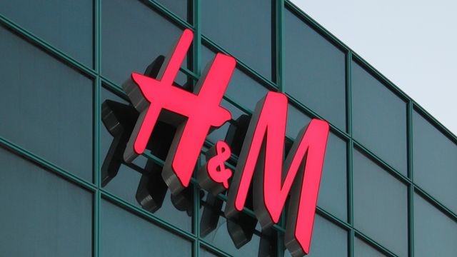 H&M må betale flere hundre millioner kroner i bot etter personvernskandale