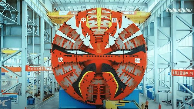 Tunnelboremaskinen er en av verdens største – se den bli bygget sammen her