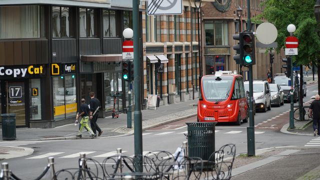 Farlige forbikjøringer, usikkerhet i kryss og bråbremsing – dette er erfaringene fra Oslos selvkjørende busser