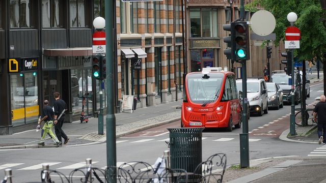 Farlige forbikjøringer, usikkerhet i kryss og bråbremsing – dette er erfaringene fra Oslos selvkjørende busser