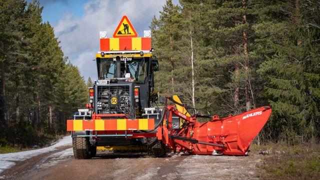 Mählers utstyrer Sveriges første Komatsu-veihøvel