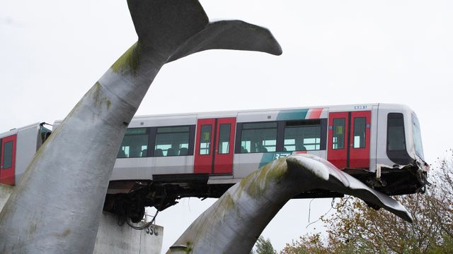 T-bane kjørte over sperringer og havnet utenfor bru – reddet av kunstskulptur