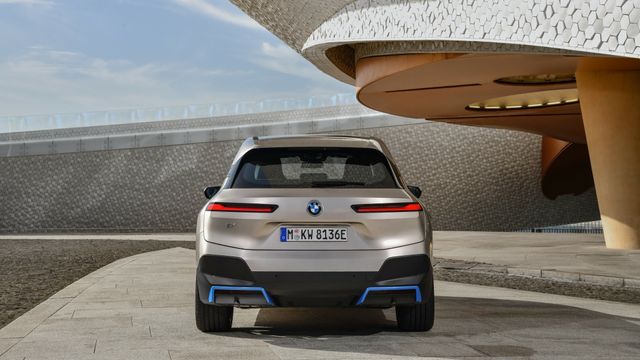 BMW iX lansert i to utgaver. Nå er prisen klar