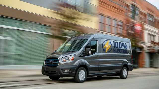 Ford lanserer motorsterk elektrisk Transit med 350 kilometer rekkevidde