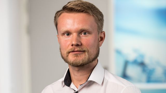 Michal Knasiak tar med sitt «Extreme black belt» til Data Equipment