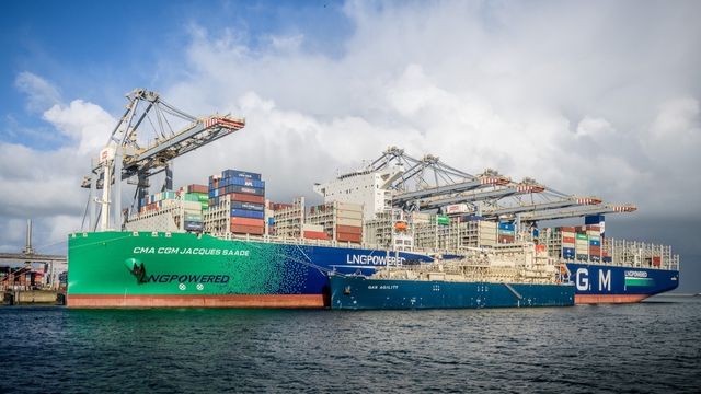 Verdens største LNG-drevne containerskip bunkret i Rotterdam