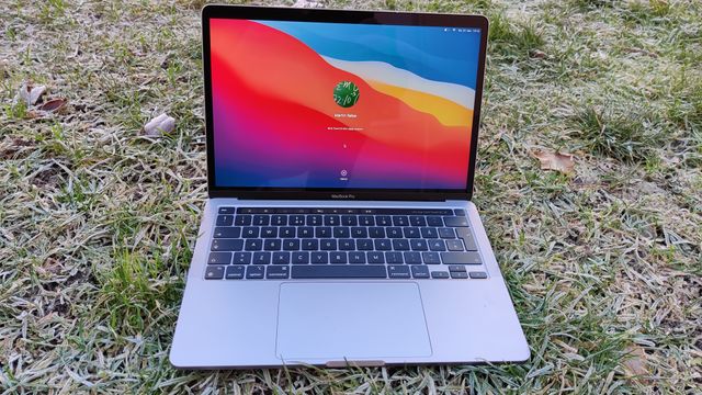 Vi har testet Macbook Pro 13 med den nye M1-chippen, og den er helt fantastisk selv om noe skurrer