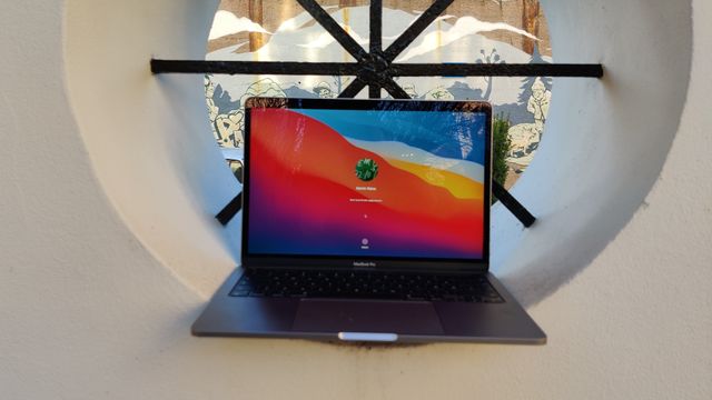 Vi har testet Macbook Pro 13 med den nye M1-chippen, og den er helt fantastisk selv om noe skurrer