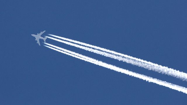 EU-rapport om kondensstriper: CO2 utgjør bare en tredjedel av flyets klimapåvirkning