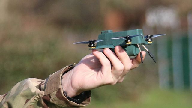 Dronen veier omtrent like mye som en Iphone og skal rekognosere i felt for den britiske hæren