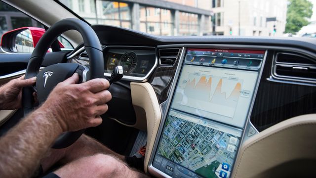 Tesla bedt om å tilbakekalle biler med defekt skjerm