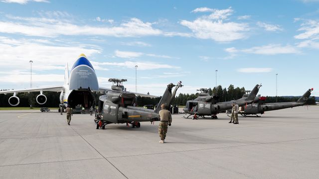 General på promotur: Trenger teknikere for å holde alle de nye flyene og helikoptrene i lufta