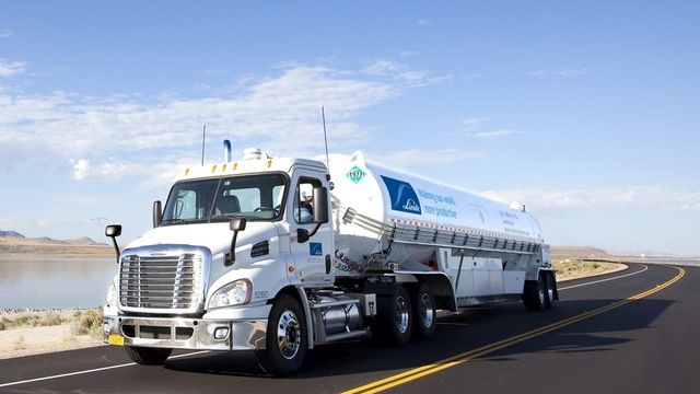 Drivstoffet til verdens første hydrogenferge hentes med lastebil fra Tyskland