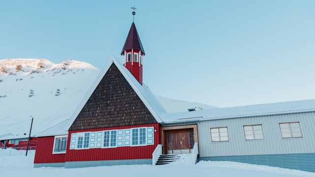 Kirken står fjellstøtt – råtne trepeler i løsmasser er byttet mot stål til fjell