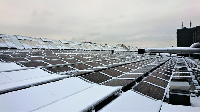 På fredag snødde det faretruende mye på dette kjøpesenter-taket: Solceller med snøsmelting var redningen