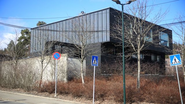 Ny, norsk fabrikk skal skreddersy solfanger-paneler til fasader og tak. Lover kort nedbetalingstid
