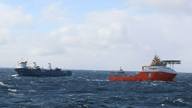 Slep av nederlandsk lasteskip går etter planen