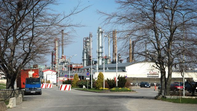 Esso vurderer å legge ned oljeraffineriet på Slagentangen