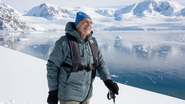 Arne (85) er ansatt som rådgiver i norsk IT-selskap