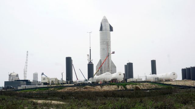 SpaceX skal bygge romfartøyet som tar de neste astronautene til månen