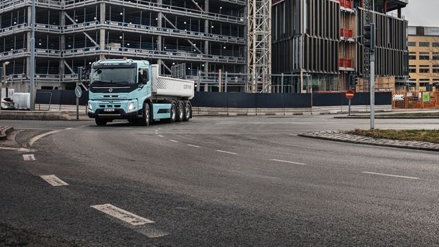 Nå kommer elektrifiseringen av tungtransporten - tungbilene fra Volvo kan kjøpes allerede i år